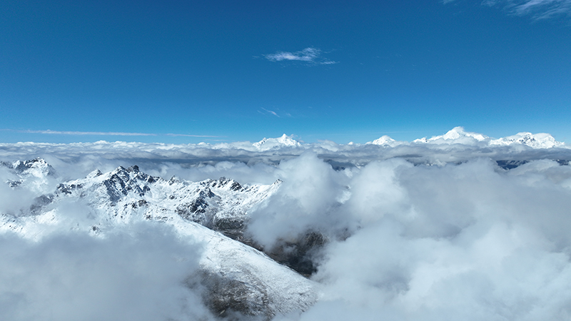 在白馬雪山遙望梅里雪山。德欽縣融媒體中心供圖