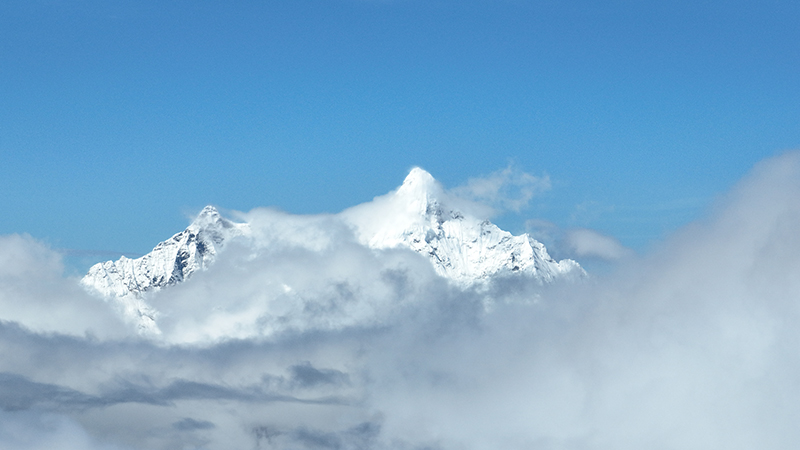 在白馬雪山遙望梅里雪山。德欽縣融媒體中心供圖