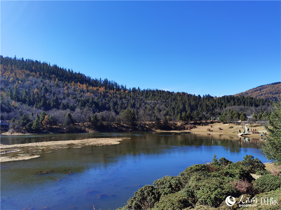 香格里拉國家公園景區內，被譽為“高原仙子”的屬都湖吸引了眾多游客。人民網記者 杜明明攝