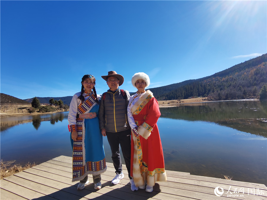 來自安徽合肥的一家三口在香格里拉國家公園景區內拍照留念。人民網記者 杜明明攝